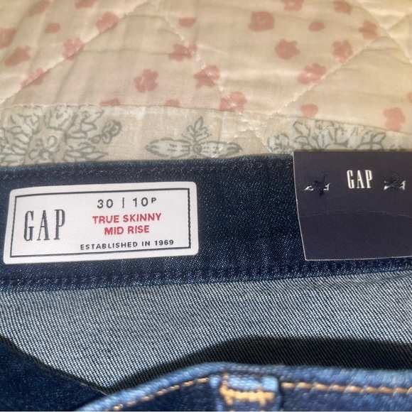 Gap true skinny Mid Rise distressed jeans NWT - Picture 3 of 8